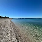 Nyaraló Nika Peroj