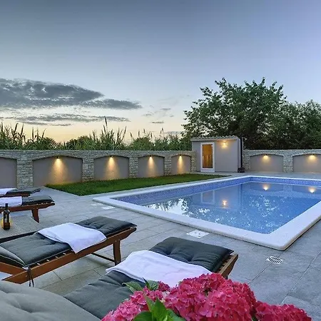 Nika Villa